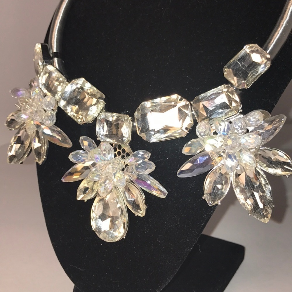 Crystal flower statement necklaces - Picture 3 of 6